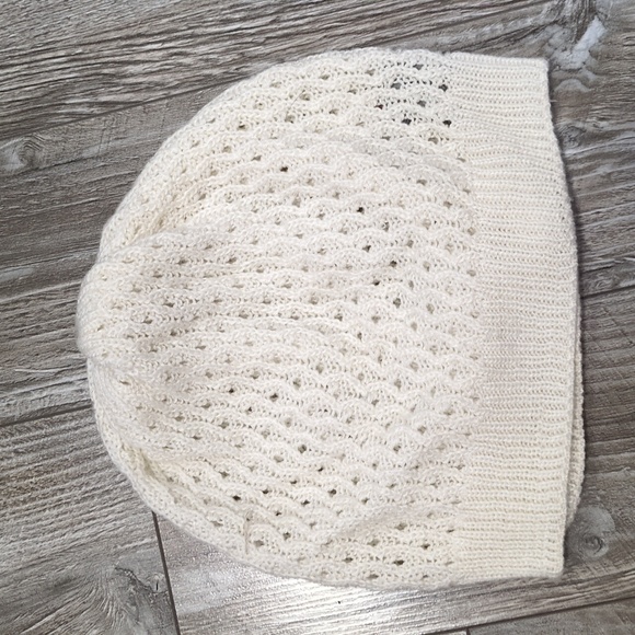 LAST CHANCE! Aldo White Knit Hat with Black Oversized Bow - Picture 3 of 3